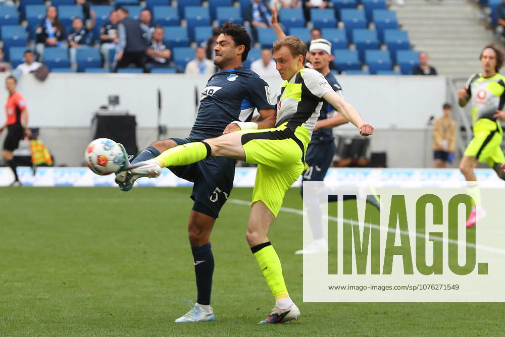 Fussball 1.Bundesliga, TSG 1899 Hoffenheim - Borussia Dortmund v.l. Torschuss, has a shot on goal Ozan Kabak (TSG 1899 Hoffenheim) Maximilian Beier (Borussia Dortmund) Sinsheim