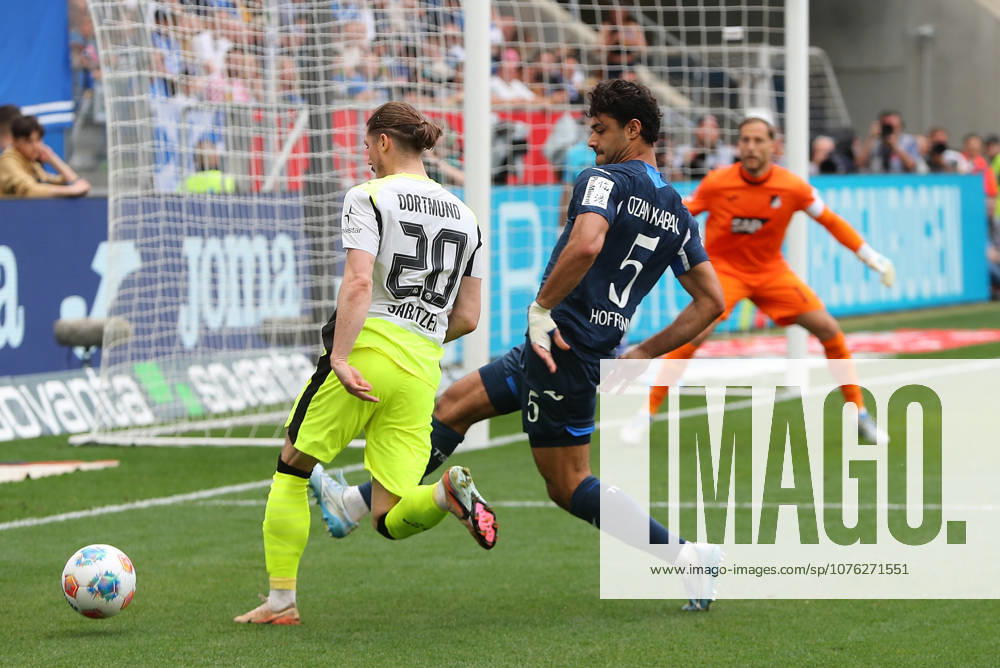 Fussball 1.Bundesliga, TSG 1899 Hoffenheim - Borussia Dortmund v.l. Zweikampf, Duell, duel, tackle, compete Marcel Sabitzer (Borussia Dortmund) Ozan Kabak (TSG 1899 Hoffenheim) Sinsheim