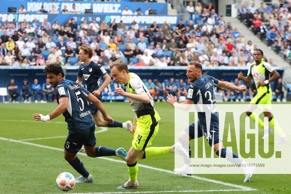 Fussball 1.Bundesliga, TSG 1899 Hoffenheim - Borussia Dortmund v.l. Zweikampf, Duell, duel, tackle, compete Ozan Kabak (TSG 1899 Hoffenheim) Maximilian Beier (Borussia Dortmund) Sinsheim