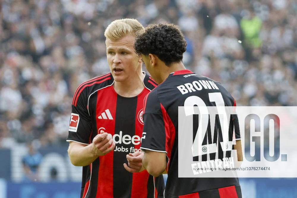 Jonathan Burkardt (Eintracht Frankfurt, 09) und Nathaniel Brown (Eintracht Frankfurt, 21) im Dialog , Deutschland, Fussball, 1. Bundesliga, 30.Spieltag, 2025 2026, Eintracht Frankfurt vs. RB Leipzig, 18.04.2026, Frankfurt am Main Deutsche-Bank-Park Deutschland