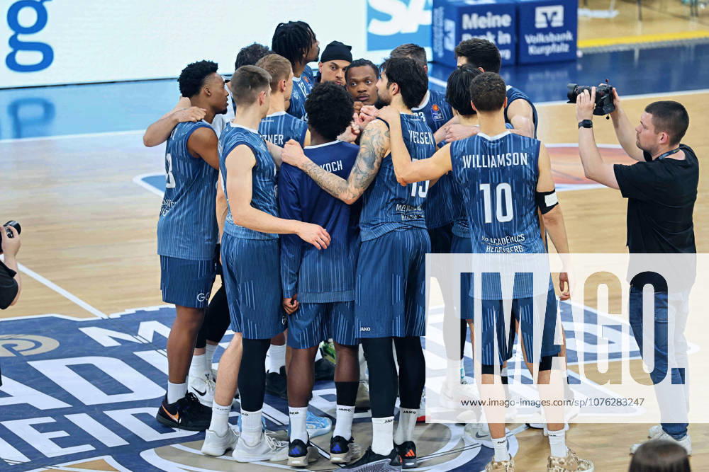 Enttaeuscht auf dem Spielfeld , MLP Academics Heidelberg bilden einen Mannschaftskreis zum Abschluss nach verlorenen Spiel. GER, MLP Academics Heidelberg vs. MHP Riesen Ludwigsburg, Basketball, easycredit Basketball Bundesliga, 30.Spieltag, Saison, 2025 2026, 18.04.2026 GER, MLP Academics Heidelberg vs. MHP Riesen Ludwigsburg, Basketball, easycredit Basketball Bundesliga, 30.Spieltag, Saison, 2025 2026, 18.04.2026 Heidelberg