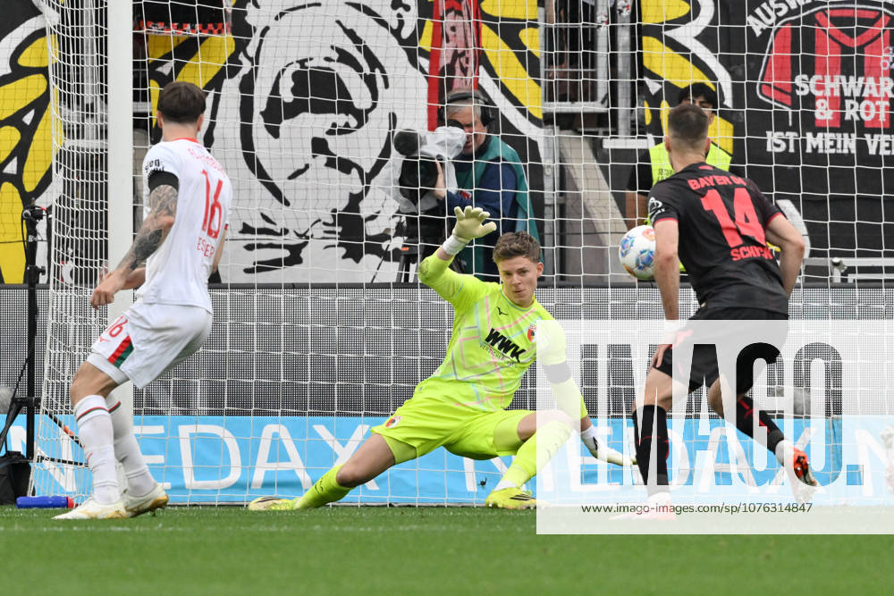 Torwart Finn Dahmen (FC Augsburg) in Aktion, rechts Patrik Schick (Bayer 04 Leverkusen) 18.04.2026, Fussball 1. Bundesliga, Saison 2025 2026, 30. Spieltag, Bayer 04 Leverkusen - FC Augsburg 1:2 DFL regulations prohibit any use of photographs as image sequences and or quasi-video Leverkusen BayArena Nordrhein Westfalen Deutschland