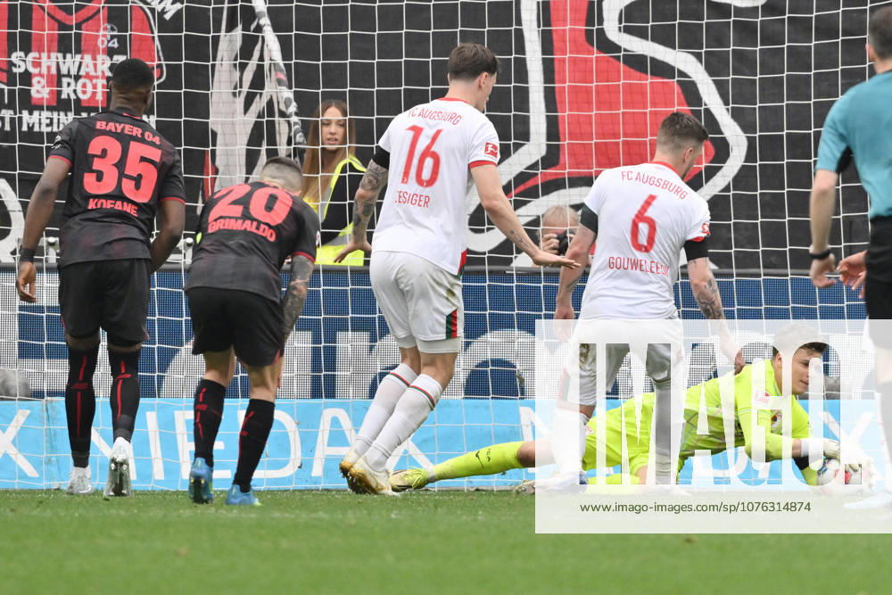 Torwart Finn Dahmen (FC Augsburg) in Aktion, links Jeffrey Gouweleeuw (FC Augsburg), Cedric Zesiger (FC Augsburg), Alejandro Grimaldo (Bayer 04 Leverkusen), Christian Kofane (Bayer 04 Leverkusen) 18.04.2026, Fussball 1. Bundesliga, Saison 2025 2026, 30. Spieltag, Bayer 04 Leverkusen - FC Augsburg 1:2 DFL regulations prohibit any use of photographs as image sequences and or quasi-video Leverkusen BayArena Nordrhein Westfalen Deutschland