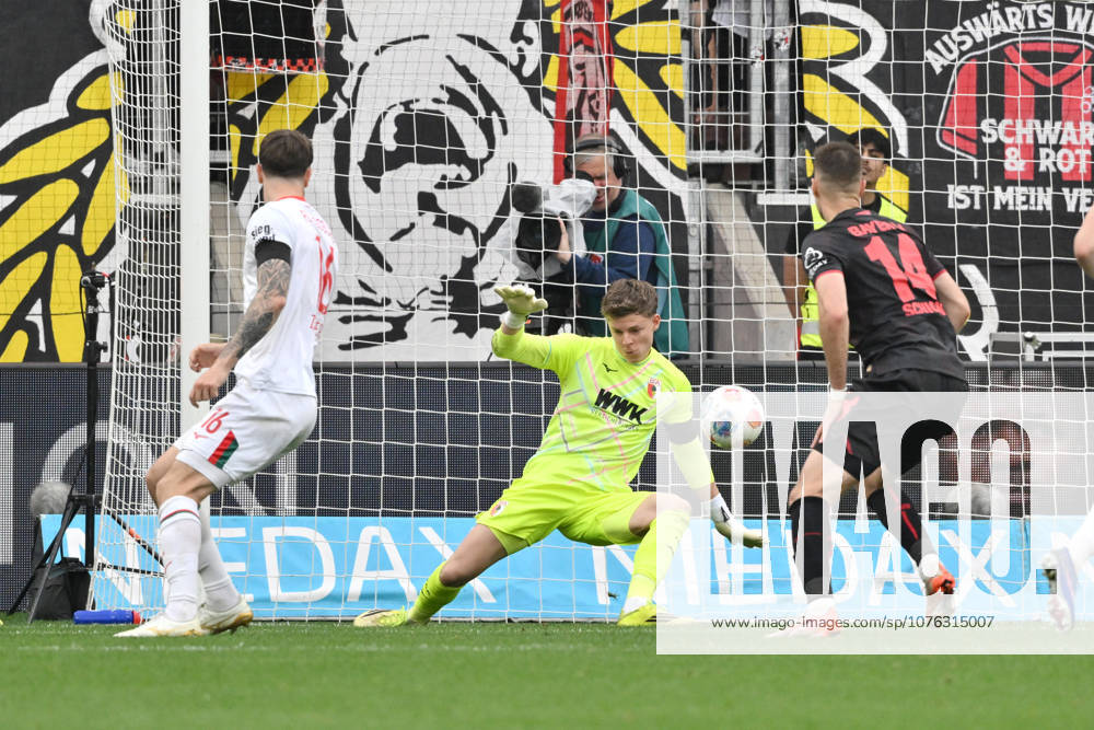 Torwart Finn Dahmen (FC Augsburg) in Aktion, rechts Patrik Schick (Bayer 04 Leverkusen) 18.04.2026, Fussball 1. Bundesliga, Saison 2025 2026, 30. Spieltag, Bayer 04 Leverkusen - FC Augsburg 1:2 DFL regulations prohibit any use of photographs as image sequences and or quasi-video Leverkusen BayArena Nordrhein Westfalen Deutschland