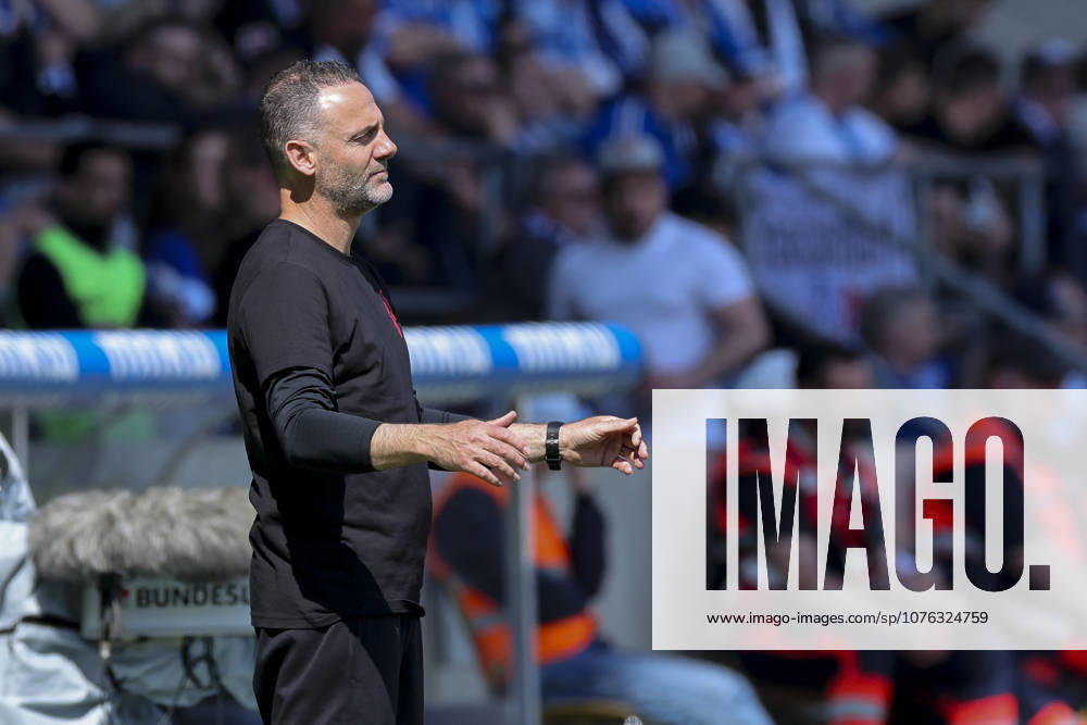 Trainer Alexander Ende (Fortuna Duesseldorf) schaut enttaeuscht, 2. Bundesliga, 1. FC Magdeburg v Fortuna Düsseldorf, Avnet Arena am 18. April 2026 in Magdeburg, Deutschland. (Foto von Marco Steinbrenner DeFodi Images) Trainer Alexander Ende (Fortuna Duesseldorf) looks dejected, 2. Bundesliga, 1. FC Magdeburg v Fortuna Düsseldorf, Avnet Arena, April 18, 2026 in Magdeburg, Germany. (Photo by Marco Steinbrenner DeFodi Images) -