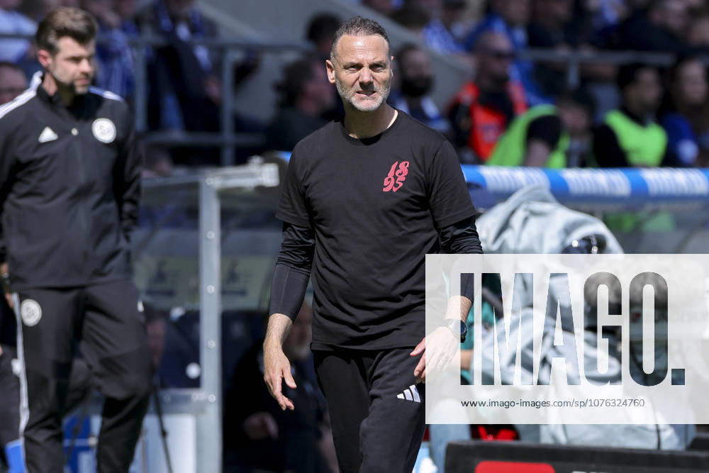 Trainer Alexander Ende (Fortuna Duesseldorf) schaut enttaeuscht, 2. Bundesliga, 1. FC Magdeburg v Fortuna Düsseldorf, Avnet Arena am 18. April 2026 in Magdeburg, Deutschland. (Foto von Marco Steinbrenner DeFodi Images) Trainer Alexander Ende (Fortuna Duesseldorf) looks dejected, 2. Bundesliga, 1. FC Magdeburg v Fortuna Düsseldorf, Avnet Arena, April 18, 2026 in Magdeburg, Germany. (Photo by Marco Steinbrenner DeFodi Images) -