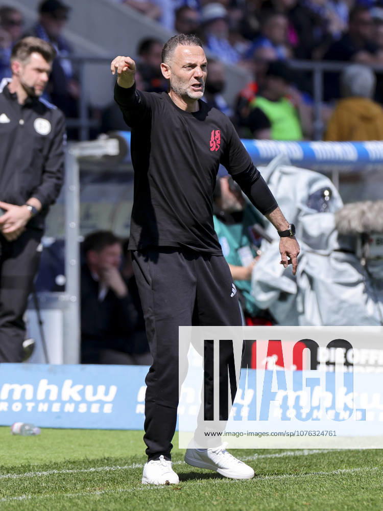 Trainer Alexander Ende (Fortuna Duesseldorf) gestikuliert, 2. Bundesliga, 1. FC Magdeburg v Fortuna Düsseldorf, Avnet Arena am 18. April 2026 in Magdeburg, Deutschland. (Foto von Marco Steinbrenner DeFodi Images) Trainer Alexander Ende (Fortuna Duesseldorf) gestures, 2. Bundesliga, 1. FC Magdeburg v Fortuna Düsseldorf, Avnet Arena, April 18, 2026 in Magdeburg, Germany. (Photo by Marco Steinbrenner DeFodi Images) -