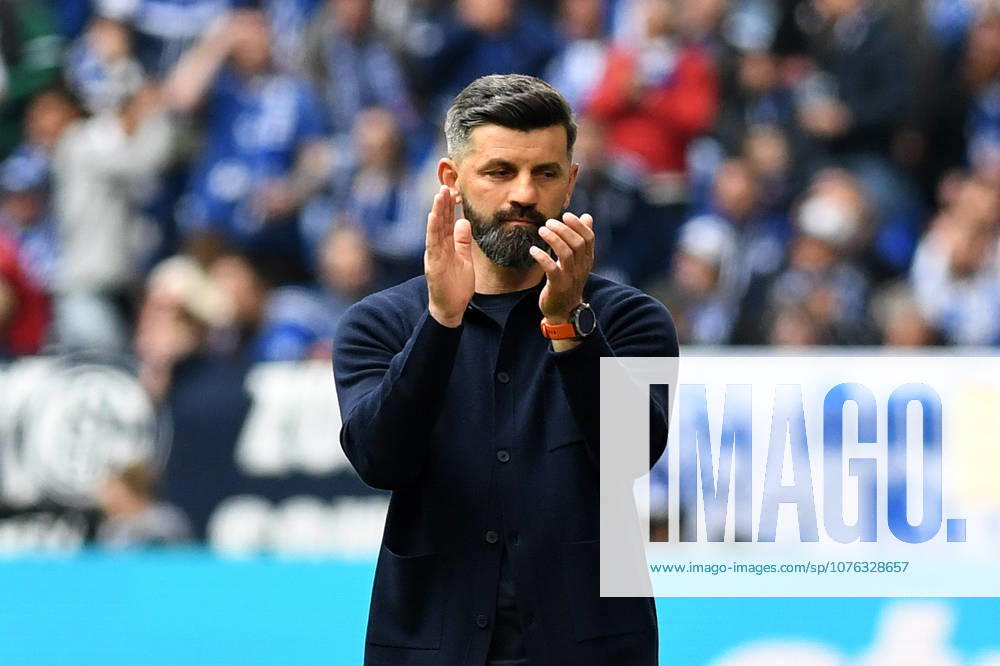 Trainer Miron Muslic (FC Schalke 04) gestikuliert, gestik waehrend des Spiels der 2. Bundesliga zwischen FC Schalke 04 und Preußen Münster, Veltins-Arena am 19. April 2026 in Gelsenkirchen, Deutschland. (Foto von Ralf Treese DeFodi Images) +++ Trainer Miron Muslic (FC Schalke 04) gestures during the 2. Bundesliga match between FC Schalke 04 and Preußen Münster at Veltins-Arena on April 19, 2026 in Gelsenkirchen, Germany. (Photo by Ralf Treese DeFodi Images) DFB DFL REGULATIONS PROHIBIT ANY USE OF PHOTOGRAPHS AS IMAGE SEQUENCES AND OR QUASI-VIDEO. (Photo by Ralf Treese DeFodi Images) -