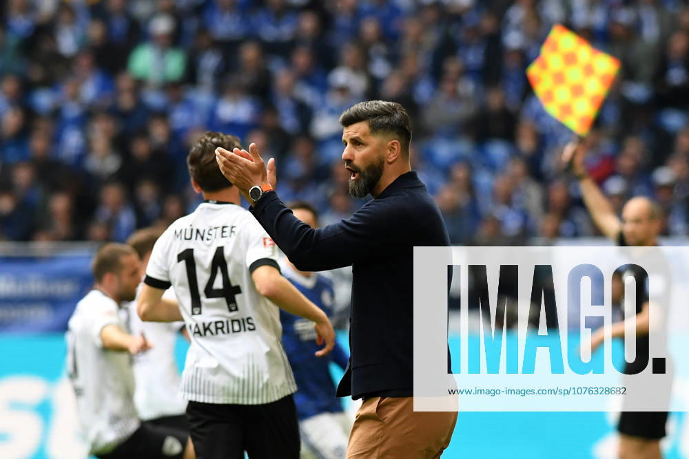 Trainer Miron Muslic (FC Schalke 04) gestikuliert, gestik waehrend des Spiels der 2. Bundesliga zwischen FC Schalke 04 und Preußen Münster, Veltins-Arena am 19. April 2026 in Gelsenkirchen, Deutschland. (Foto von Ralf Treese DeFodi Images) +++ Trainer Miron Muslic (FC Schalke 04) gestures during the 2. Bundesliga match between FC Schalke 04 and Preußen Münster at Veltins-Arena on April 19, 2026 in Gelsenkirchen, Germany. (Photo by Ralf Treese DeFodi Images) DFB DFL REGULATIONS PROHIBIT ANY USE OF PHOTOGRAPHS AS IMAGE SEQUENCES AND OR QUASI-VIDEO. (Photo by Ralf Treese DeFodi Images) -