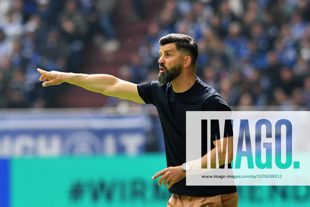 Trainer Miron Muslic (FC Schalke 04) gestikuliert, gestik waehrend des Spiels der 2. Bundesliga zwischen FC Schalke 04 und Preußen Münster, Veltins-Arena am 19. April 2026 in Gelsenkirchen, Deutschland. (Foto von Ralf Treese DeFodi Images) +++ Trainer Miron Muslic (FC Schalke 04) gestures during the 2. Bundesliga match between FC Schalke 04 and Preußen Münster at Veltins-Arena on April 19, 2026 in Gelsenkirchen, Germany. (Photo by Ralf Treese DeFodi Images) DFB DFL REGULATIONS PROHIBIT ANY USE OF PHOTOGRAPHS AS IMAGE SEQUENCES AND OR QUASI-VIDEO. (Photo by Ralf Treese DeFodi Images) -