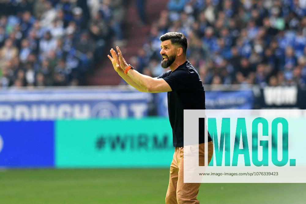 Trainer Miron Muslic (FC Schalke 04) gestikuliert, gestik waehrend des Spiels der 2. Bundesliga zwischen FC Schalke 04 und Preußen Münster, Veltins-Arena am 19. April 2026 in Gelsenkirchen, Deutschland. (Foto von Ralf Treese DeFodi Images) +++ Trainer Miron Muslic (FC Schalke 04) gestures during the 2. Bundesliga match between FC Schalke 04 and Preußen Münster at Veltins-Arena on April 19, 2026 in Gelsenkirchen, Germany. (Photo by Ralf Treese DeFodi Images) DFB DFL REGULATIONS PROHIBIT ANY USE OF PHOTOGRAPHS AS IMAGE SEQUENCES AND OR QUASI-VIDEO. (Photo by Ralf Treese DeFodi Images) -