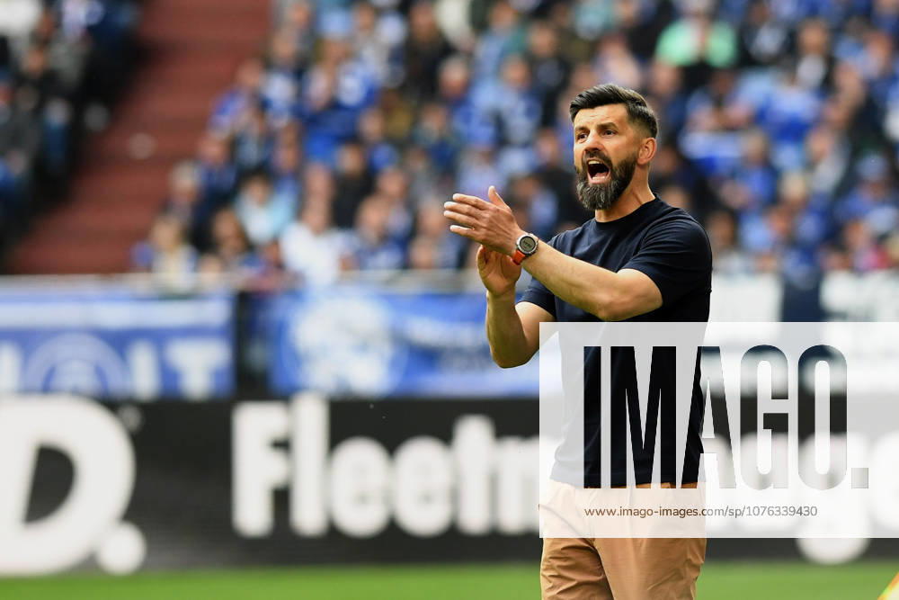 Trainer Miron Muslic (FC Schalke 04) gestikuliert, gestik waehrend des Spiels der 2. Bundesliga zwischen FC Schalke 04 und Preußen Münster, Veltins-Arena am 19. April 2026 in Gelsenkirchen, Deutschland. (Foto von Ralf Treese DeFodi Images) +++ Trainer Miron Muslic (FC Schalke 04) gestures during the 2. Bundesliga match between FC Schalke 04 and Preußen Münster at Veltins-Arena on April 19, 2026 in Gelsenkirchen, Germany. (Photo by Ralf Treese DeFodi Images) DFB DFL REGULATIONS PROHIBIT ANY USE OF PHOTOGRAPHS AS IMAGE SEQUENCES AND OR QUASI-VIDEO. (Photo by Ralf Treese DeFodi Images) -