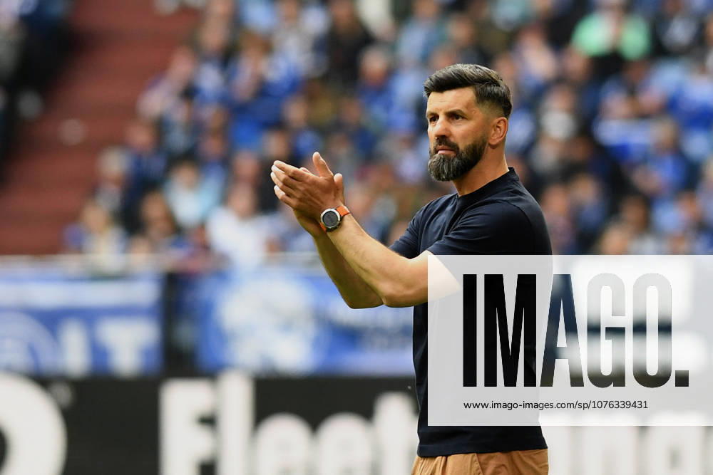 Trainer Miron Muslic (FC Schalke 04) gestikuliert, gestik waehrend des Spiels der 2. Bundesliga zwischen FC Schalke 04 und Preußen Münster, Veltins-Arena am 19. April 2026 in Gelsenkirchen, Deutschland. (Foto von Ralf Treese DeFodi Images) +++ Trainer Miron Muslic (FC Schalke 04) gestures during the 2. Bundesliga match between FC Schalke 04 and Preußen Münster at Veltins-Arena on April 19, 2026 in Gelsenkirchen, Germany. (Photo by Ralf Treese DeFodi Images) DFB DFL REGULATIONS PROHIBIT ANY USE OF PHOTOGRAPHS AS IMAGE SEQUENCES AND OR QUASI-VIDEO. (Photo by Ralf Treese DeFodi Images) -