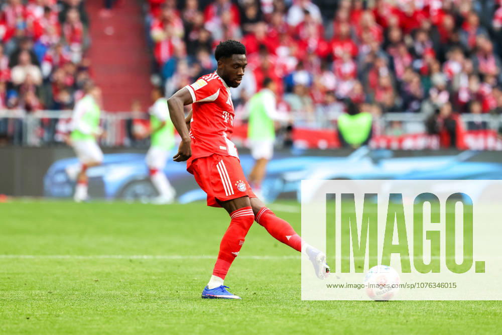 Alphonso Davies (FC Bayern Muenchen, 19) mit Ball, GER, FC Bayern Muenchen vs. VfB Stuttgart, Fussball, Bundesliga, 30. Spieltag, Saison 2025 2026, 19.04.2026, , GER, FC Bayern Muenchen vs. VfB Stuttgart, Fussball, Bundesliga, 30. Spieltag, Saison 2025 2026, 19.04.2026 Muenchen