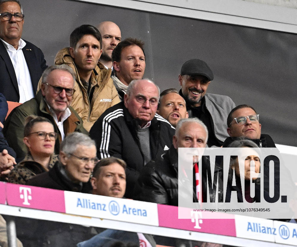 Fussball Bundesliga 2025 2026, 30.Spieltag, FC Bayern München - VfB Stuttgart, in der Allianz-Arena München, Co-Trainer Benjamin Glück (Deutschland) ,Trainer Julian Nagelsmann (Deutschland) und Antonio Di Salvo (Deutschland) über Ex-Vorstandsvorsitzender Karl-Heinz Rummenigge (FC Bayern München) , Ehren-Präsident Uli Hoeneß (FC Bayern München, Hoeness) , x und Sportvorstand Max Eberl (Bayern München)