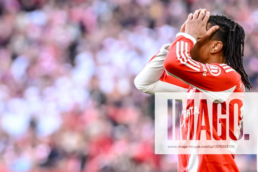 Michael Olise (FC Bayern München) gestikuliert, gestik waehrend des spiels der Bundesliga zwischen FC Bayern München und VfB Stuttgart, Allianz Arena am 19. April 2026 in München, Deutschland. (Foto von Harry Langer DeFodi Images) +++ Michael Olise (FC Bayern München) gestures during the Bundesliga match between FC Bayern München and VfB Stuttgart at Allianz Arena on April 19, 2026 in München, Germany. (Photo by Harry Langer DeFodi Images) DFL regulations prohibit any use of photographs as image sequences and or quasi-video. (Photo by Harry Langer DeFodi Images) DFL regulations prohibit any use of photographs as image sequences and or quasi-video. -