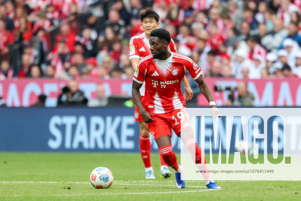 Alphonso Davies (FC Bayern Muenchen, 19) mit Ball, GER, FC Bayern Muenchen vs. VfB Stuttgart, Fussball, Bundesliga, 30. Spieltag, Saison 2025 2026, 19.04.2026, , GER, FC Bayern Muenchen vs. VfB Stuttgart, Fussball, Bundesliga, 30. Spieltag, Saison 2025 2026, 19.04.2026 Muenchen
