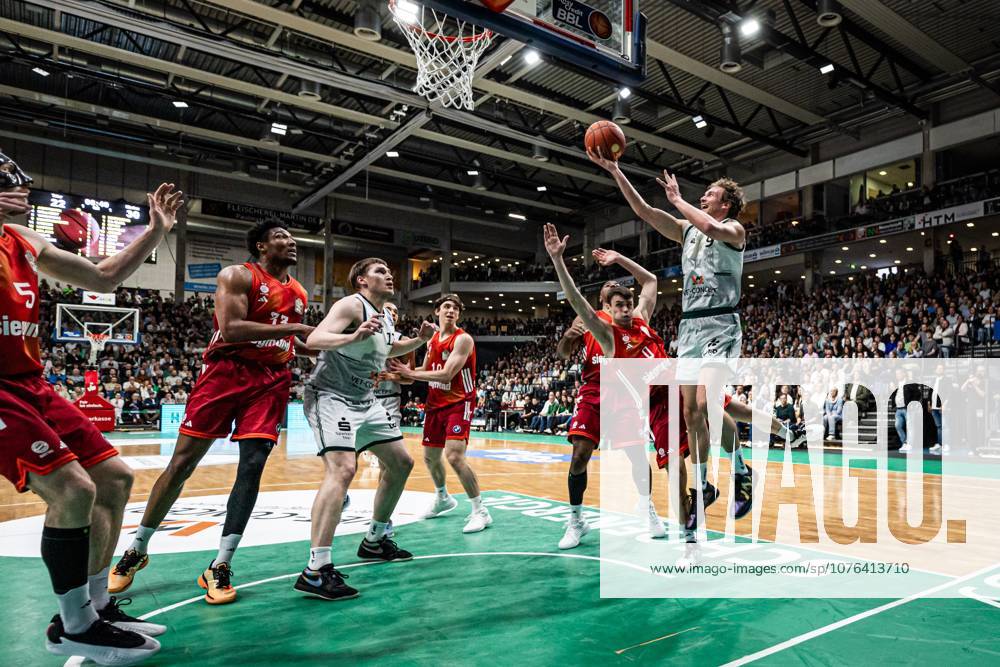 Marco Hollersbacher (Gladiators Trier) im Zweikampf mit Neno Dimitrijevic (FC Bayern Muenchen Basketball), Vet Concept Gladiators Trier vs FC Bayern Muenchen Basketball , Basketball, easyCredit BBL, 30. Spieltag, Saison 2025 2026, 20.04.2026 Vet Concept Gladiators Trier vs FC Bayern Muenchen Basketball , Basketball, easyCredit BBL, 30. Spieltag, Saison 2025 2026