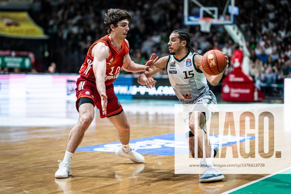 Jordan Roland (Gladiators Trier) im Zweikampf mit Justinian Jessup (FC Bayern Muenchen Basketball), Vet Concept Gladiators Trier vs FC Bayern Muenchen Basketball , Basketball, easyCredit BBL, 30. Spieltag, Saison 2025 2026, 20.04.2026 Vet Concept Gladiators Trier vs FC Bayern Muenchen Basketball , Basketball, easyCredit BBL, 30. Spieltag, Saison 2025 2026
