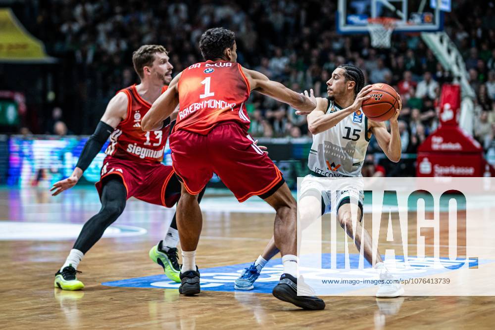 Jordan Roland (Gladiators Trier) im Zweikampf mit Andreas Obst (FC Bayern Muenchen Basketball) und Osacar das silva (FC Bayern Muenchen Basketball) , Vet Concept Gladiators Trier vs FC Bayern Muenchen Basketball , Basketball, easyCredit BBL, 30. Spieltag, Saison 2025 2026, 20.04.2026 Vet Concept Gladiators Trier vs FC Bayern Muenchen Basketball , Basketball, easyCredit BBL, 30. Spieltag, Saison 2025 2026