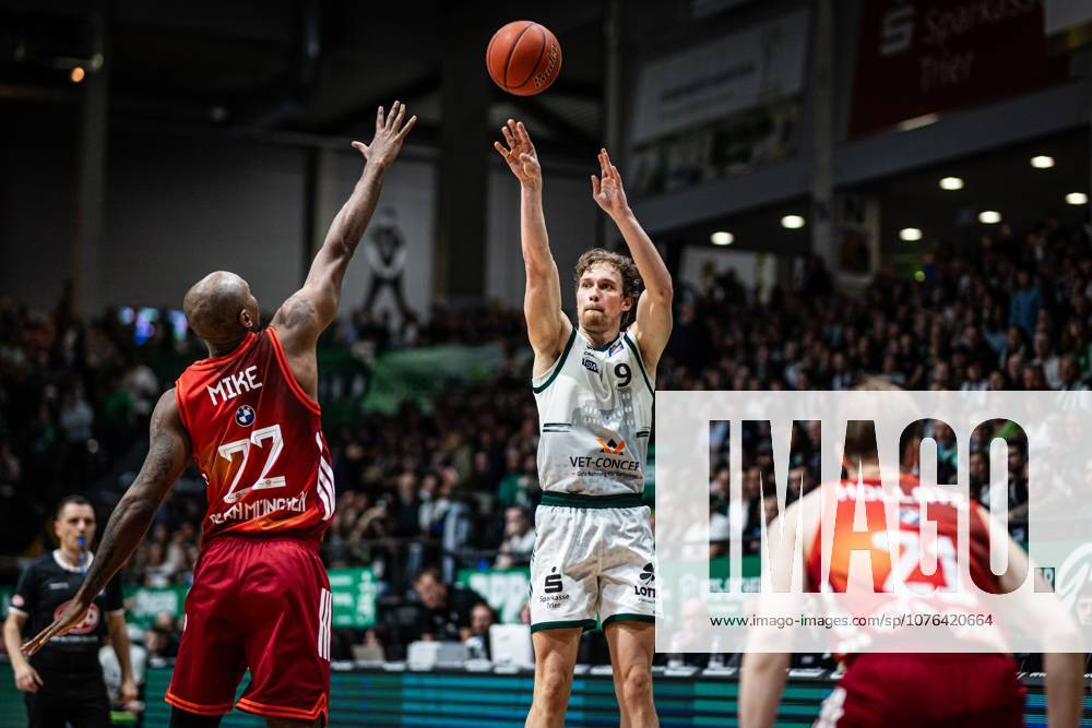 Marco Hollersbacher (Gladiators Trier) im Zweikampf mit Isiaha Mike (FC Bayern Muenchen Basketball), Vet Concept Gladiators Trier vs FC Bayern Muenchen Basketball , Basketball, easyCredit BBL, 30. Spieltag, Saison 2025 2026, 20.04.2026 Vet Concept Gladiators Trier vs FC Bayern Muenchen Basketball , Basketball, easyCredit BBL, 30. Spieltag, Saison 2025 2026