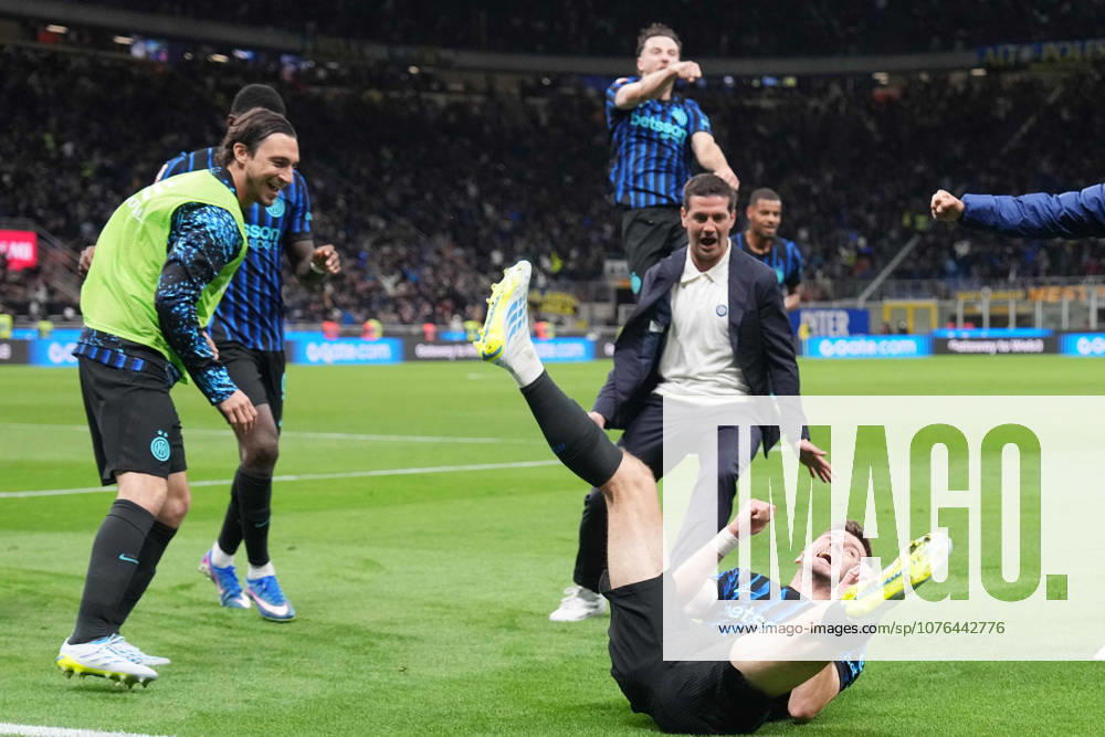 Inter Milans Petar Sucic celebrates after scoring 3-2 ( with Inter Milan s Hakan Calhanoglu during the Frecciarossa Italian Cup 2025 2026 soccer match between Inter and Como at the San Siro Stadium in Milan, north Italy - Tuesday , April 21 , 2026. - Soccer .