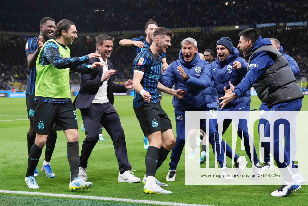 Inter Milans Petar Sucic celebrates after scoring 3-2 ( with Inter Milan s Hakan Calhanoglu during the Frecciarossa Italian Cup 2025 2026 soccer match between Inter and Como at the San Siro Stadium in Milan, north Italy - Tuesday , April 21 , 2026. - Soccer .