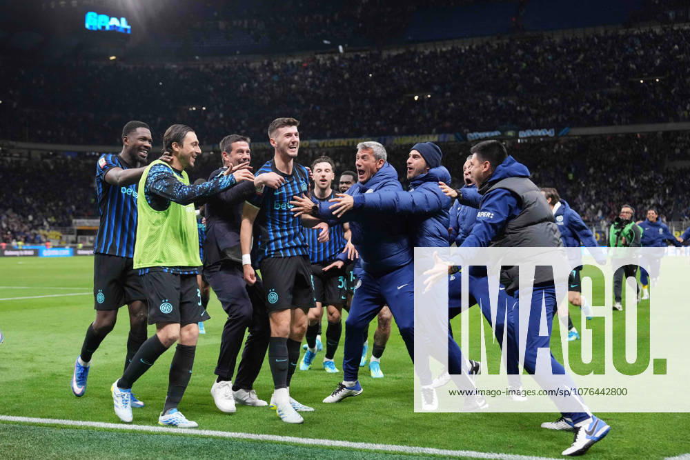 Inter Milans Petar Sucic celebrates after scoring 3-2 ( with Inter Milan s Hakan Calhanoglu during the Frecciarossa Italian Cup 2025 2026 soccer match between Inter and Como at the San Siro Stadium in Milan, north Italy - Tuesday , April 21 , 2026. - Soccer .