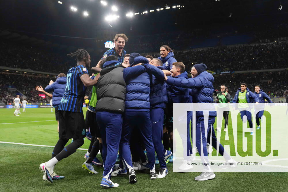 Inter Milans Petar Sucic celebrates after scoring 3-2 ( with Inter Milan s Hakan Calhanoglu during the Frecciarossa Italian Cup 2025 2026 soccer match between Inter and Como at the San Siro Stadium in Milan, north Italy - Tuesday , April 21 , 2026. - Soccer .