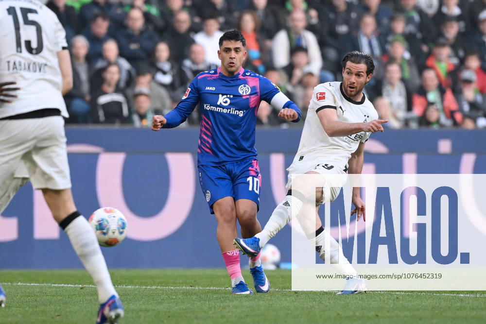 Joe Scally (Borussia Moenchengladbach), re., erzielt mit diesem Schuss das Tor zum 1:0, links Nadiem Amiri (Mainz 05) 19.04.2026, Fussball 1. Bundesliga, Saison 2025 2026, 30. Spieltag, Borussia Mönchengladbach - FSV Mainz 05 1:1 DFL regulations prohibit any use of photographs as image sequences and or quasi-video Moenchengladbach Borussia Park Nordrhein Westfalen Deutschland