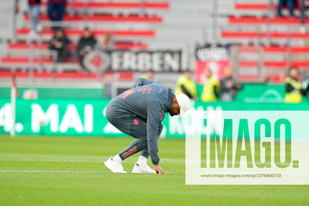 Vincent Kompany (FC Bayern Muenchen, Cheftrainer) checks the pitch surface after arriving at the stadium Bayer 04 Leverkusen vs FC Bayern Muenchen, DFB-Pokal, Halbfinale, Saison 2025 2026, BayArena, Leverkusen, GER, 22.04.2026 DFL REGULATIONS PROHIBIT ANY USE OF PHOTOGRAPHS AS IMAGE SEQUENCES AND OR QUASI-VIDEO Foto: HMB Media Scott W. Coleman Leverkusen BayArena Nordrhein-Westfalen GER