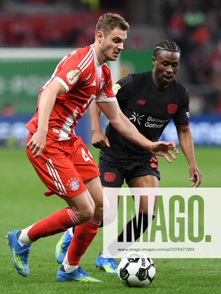 Josip Stanisic (FC Bayern Muenchen) und Nathan Tella (Bayer 04 Leverkusen) im Zweikampf waehrend des Spiels im DFB-Pokal Halbfinale zwischen Bayer 04 Leverkusen v FC Bayern München, BayArena am 22. April 2026 in Leverkusen, Deutschland. (Foto von Ralf Treese DeFodi Images) +++ Josip Stanisic (FC Bayern Muenchen) und Nathan Tella (Bayer 04 Leverkusen) battle for the ball during the DFB Cup semifinal match between Bayer 04 Leverkusen and FC Bayern München at BayArena on April 22, 2026 in Leverkusen, Germany. (Photo by Ralf Treese DeFodi Images) -