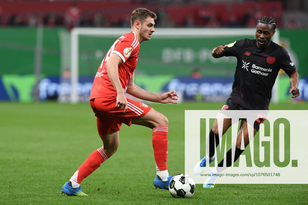 Josip Stanisic (FC Bayern Muenchen) und Nathan Tella (Bayer 04 Leverkusen) im Zweikampf waehrend des Spiels im DFB-Pokal Halbfinale zwischen Bayer 04 Leverkusen v FC Bayern München, BayArena am 22. April 2026 in Leverkusen, Deutschland. (Foto von Ralf Treese DeFodi Images) +++ Josip Stanisic (FC Bayern Muenchen) und Nathan Tella (Bayer 04 Leverkusen) battle for the ball during the DFB Cup semifinal match between Bayer 04 Leverkusen and FC Bayern München at BayArena on April 22, 2026 in Leverkusen, Germany. (Photo by Ralf Treese DeFodi Images) -