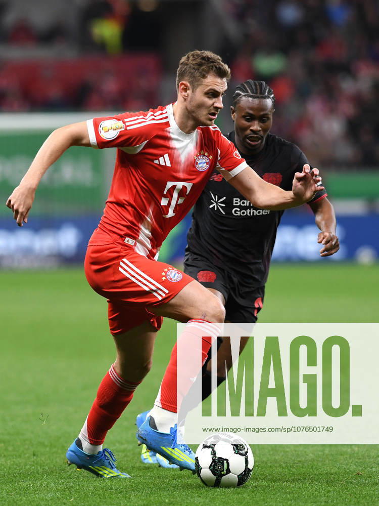 Josip Stanisic (FC Bayern Muenchen) und Nathan Tella (Bayer 04 Leverkusen) im Zweikampf waehrend des Spiels im DFB-Pokal Halbfinale zwischen Bayer 04 Leverkusen v FC Bayern München, BayArena am 22. April 2026 in Leverkusen, Deutschland. (Foto von Ralf Treese DeFodi Images) +++ Josip Stanisic (FC Bayern Muenchen) und Nathan Tella (Bayer 04 Leverkusen) battle for the ball during the DFB Cup semifinal match between Bayer 04 Leverkusen and FC Bayern München at BayArena on April 22, 2026 in Leverkusen, Germany. (Photo by Ralf Treese DeFodi Images) -