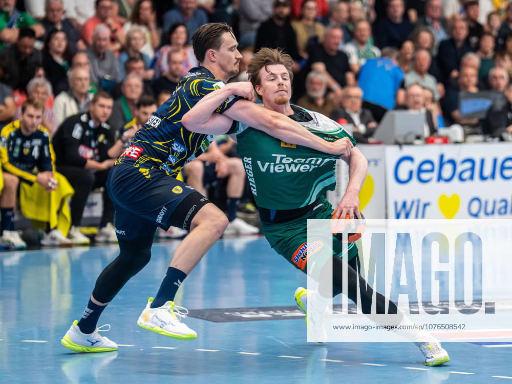 Erik Persson (Frisch Auf Goeppingen, 22) im Zweikampf mit Robert Timmermeister (Rhein-Neckar Loewen, 07), Frisch Auf Goeppingen vs. Rhein-Neckar Loewen, Handball, 1. Bundesliga, Herren, Spielzeit 2025 2026, 23.04.2026, Frisch Auf Goeppingen vs. Rhein-Neckar Loewen, Handball, 1. Bundesliga, Herren, Spielzeit 2025 2026, 23.04.2026 Goeppingen