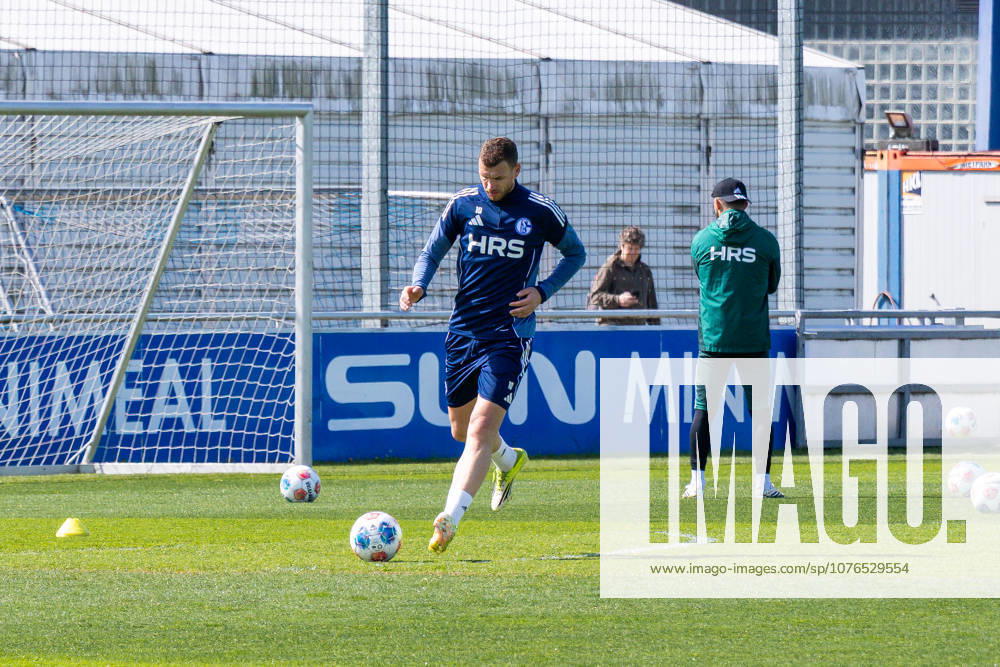 Fussball, Training des FC Schalke 04. Edin Dzeko (FC Schalke 04) ist nach seiner Verletzung wieder ins Training eingestiegen. Gelsenkirchen Trainingsgelände FC Schalke 04 NRW Deutschland xRHR-FOTO YYx