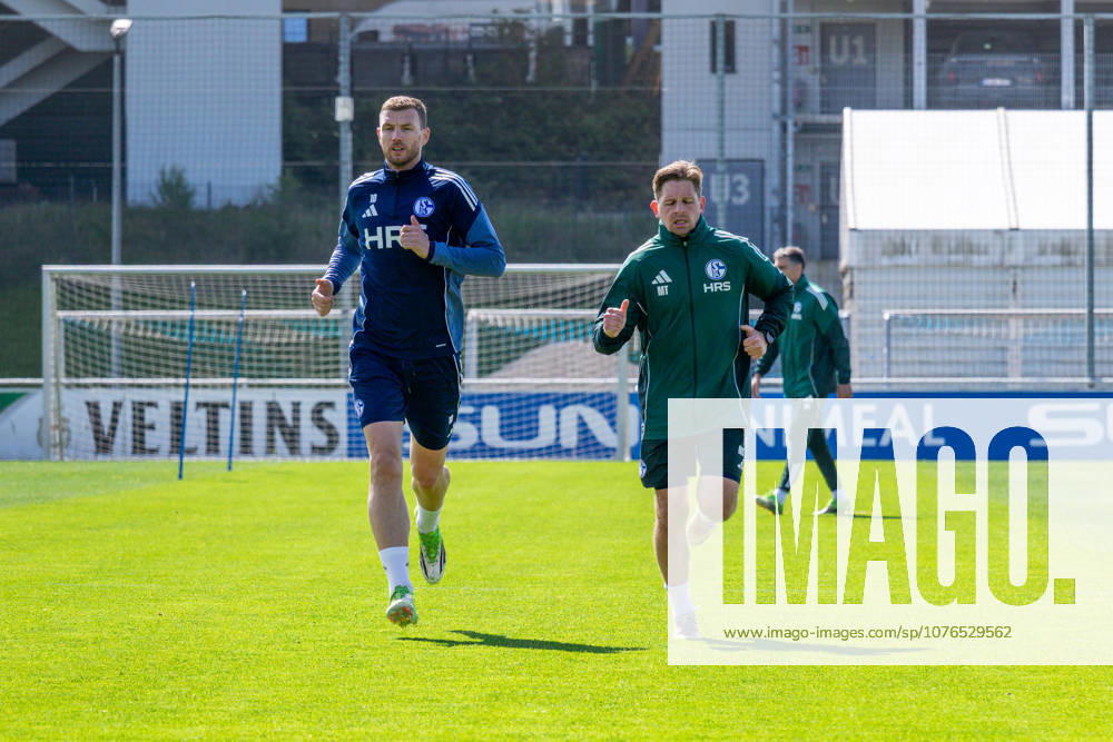 Fussball, Training des FC Schalke 04. v. l. Edin Dzeko (FC Schalke 04), Reha-Trainer Marc Thum (FC Schalke 04). Gelsenkirchen Trainingsgelände FC Schalke 04 NRW Deutschland xRHR-FOTO YYx