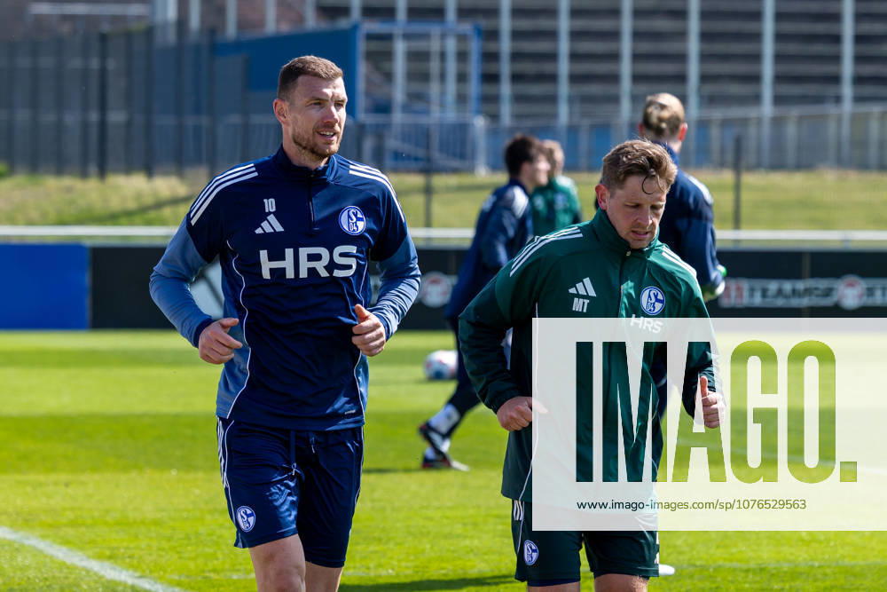 Fussball, Training des FC Schalke 04. v. l. Edin Dzeko (FC Schalke 04), Reha-Trainer Marc Thum (FC Schalke 04). Gelsenkirchen Trainingsgelände FC Schalke 04 NRW Deutschland xRHR-FOTO YYx
