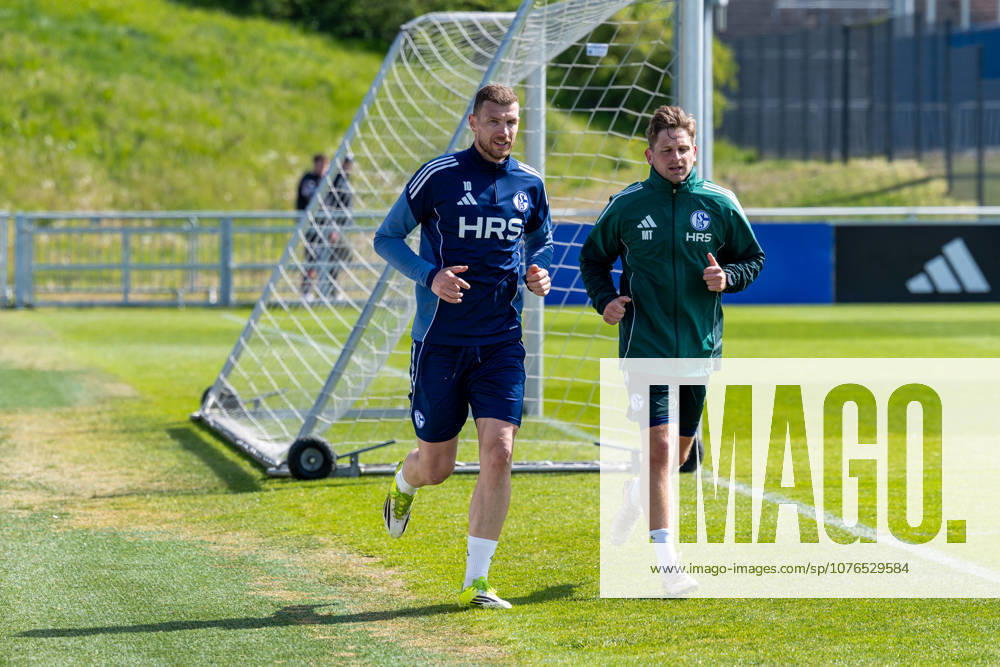 Fussball, Training des FC Schalke 04. v. l. Edin Dzeko (FC Schalke 04), Reha-Trainer Marc Thum (FC Schalke 04). Gelsenkirchen Trainingsgelände FC Schalke 04 NRW Deutschland xRHR-FOTO YYx