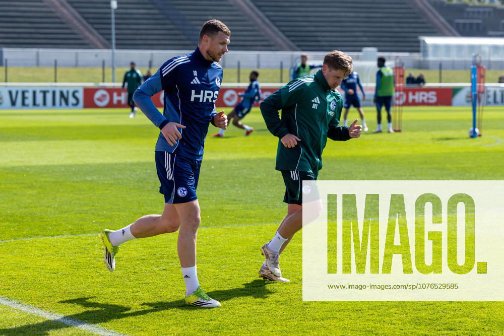 Fussball, Training des FC Schalke 04. v. l. Edin Dzeko (FC Schalke 04), Reha-Trainer Marc Thum (FC Schalke 04). Gelsenkirchen Trainingsgelände FC Schalke 04 NRW Deutschland xRHR-FOTO YYx