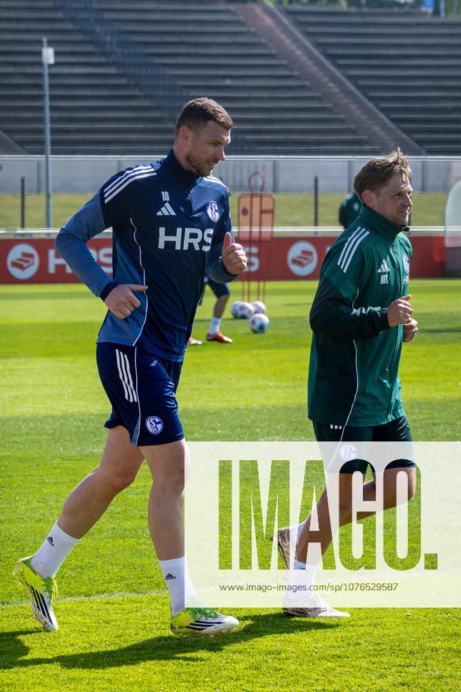 Fussball, Training des FC Schalke 04. v. l. Edin Dzeko (FC Schalke 04), Reha-Trainer Marc Thum (FC Schalke 04). Gelsenkirchen Trainingsgelände FC Schalke 04 NRW Deutschland xRHR-FOTO YYx
