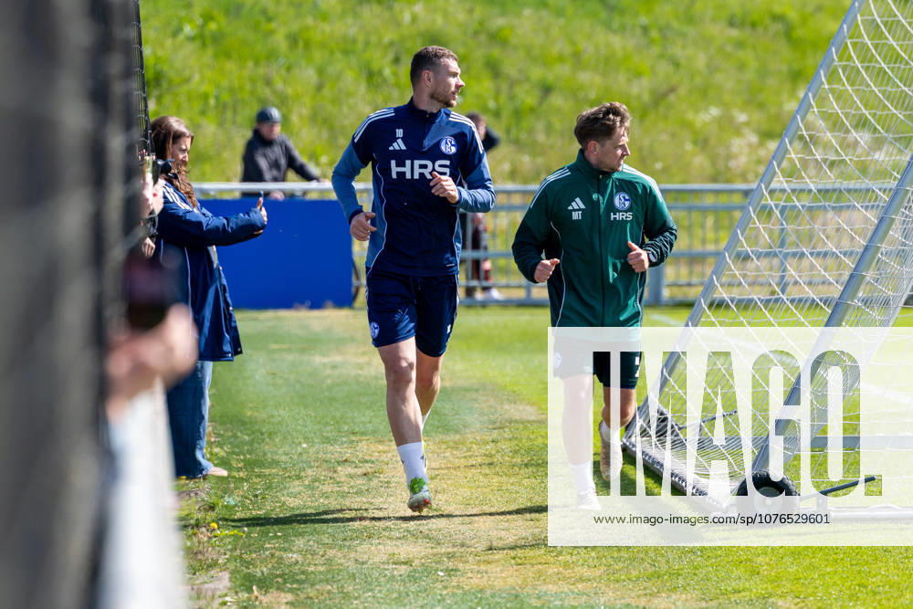 Fussball, Training des FC Schalke 04. v. l. Edin Dzeko (FC Schalke 04), Reha-Trainer Marc Thum (FC Schalke 04). Gelsenkirchen Trainingsgelände FC Schalke 04 NRW Deutschland xRHR-FOTO YYx