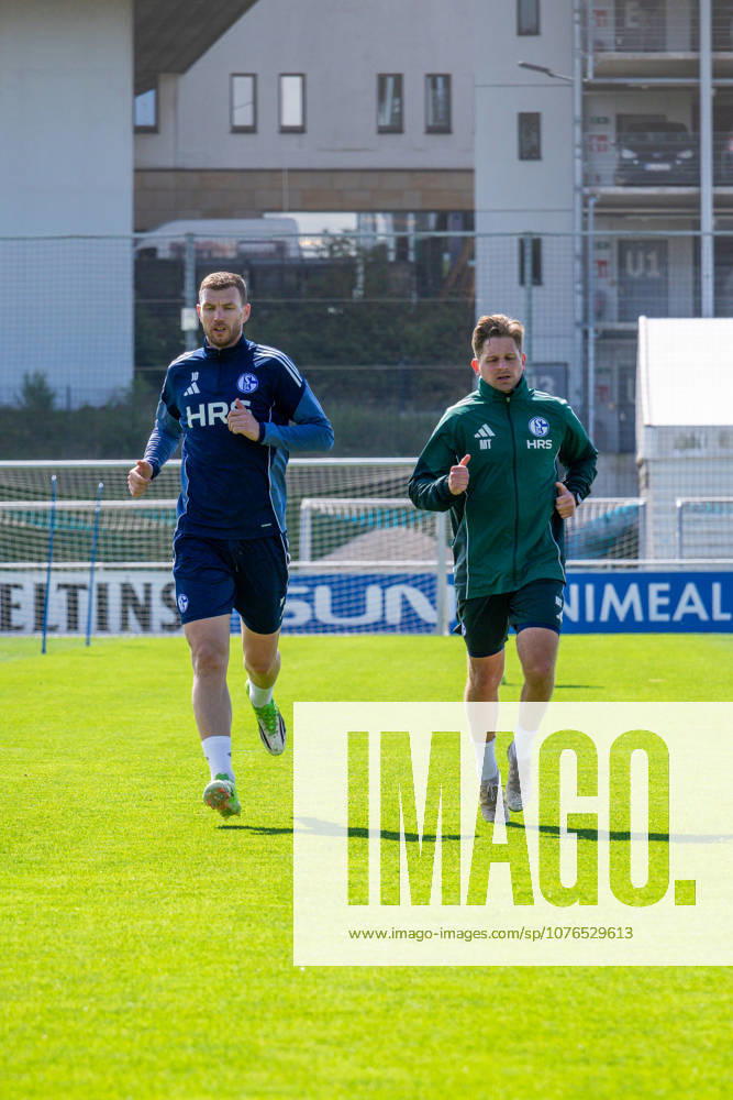 Fussball, Training des FC Schalke 04. v. l. Edin Dzeko (FC Schalke 04), Reha-Trainer Marc Thum (FC Schalke 04). Gelsenkirchen Trainingsgelände FC Schalke 04 NRW Deutschland xRHR-FOTO YYx