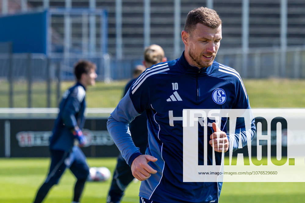 Fussball, Training des FC Schalke 04. v. l. Edin Dzeko (FC Schalke 04) ist nach seiner Verletzung wieder im Training. Gelsenkirchen Trainingsgelände FC Schalke 04 NRW Deutschland xRHR-FOTO YYx