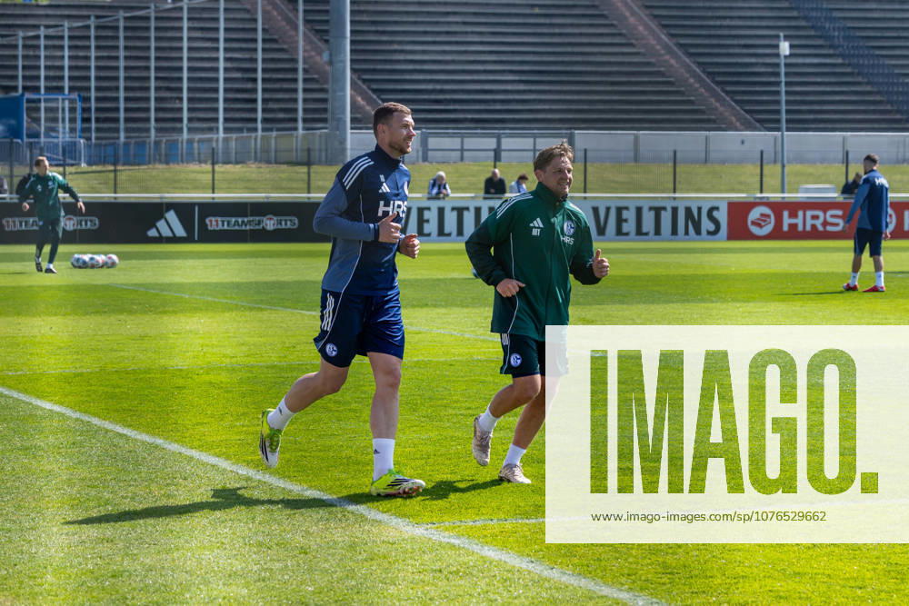 Fussball, Training des FC Schalke 04. v. l. Edin Dzeko (FC Schalke 04), Reha-Trainer Marc Thum (FC Schalke 04). Gelsenkirchen Trainingsgelände FC Schalke 04 NRW Deutschland xRHR-FOTO YYx