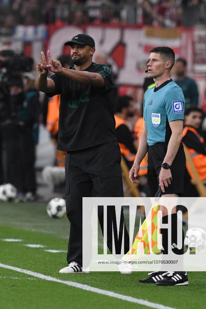Trainer Vincent Kompany ( FC Bayern Muenchen ) gibt Anweisungen. GER, Bayer 04 Leverkusen vs FC Bayern Muenchen, Fussball, DFB Pokal Halbfinale, Spielzeit 2025 2026, 22.04.2026 DFL REGULATIONS PROHIBIT ANY USE OF PHOTOGRAPHS AS IMAGE SEQUENCES AND OR QUASI-VIDEO GER, Bayer 04 Leverkusen vs FC Bayern Muenchen, Fussball, DFB Pokal Halbfinale, Spielzeit 2025 2026, 22.04.2026 Leverkusen