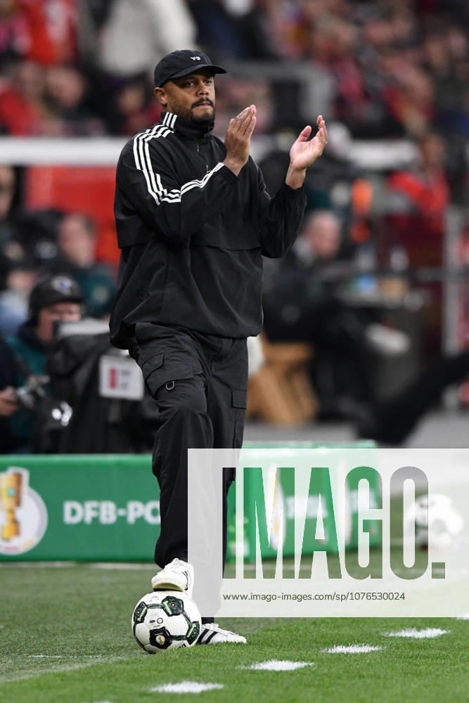 Trainer Vincent Kompany ( FC Bayern Muenchen ) feuert sein Team an. GER, Bayer 04 Leverkusen vs FC Bayern Muenchen, Fussball, DFB Pokal Halbfinale, Spielzeit 2025 2026, 22.04.2026 DFL REGULATIONS PROHIBIT ANY USE OF PHOTOGRAPHS AS IMAGE SEQUENCES AND OR QUASI-VIDEO GER, Bayer 04 Leverkusen vs FC Bayern Muenchen, Fussball, DFB Pokal Halbfinale, Spielzeit 2025 2026, 22.04.2026 Leverkusen