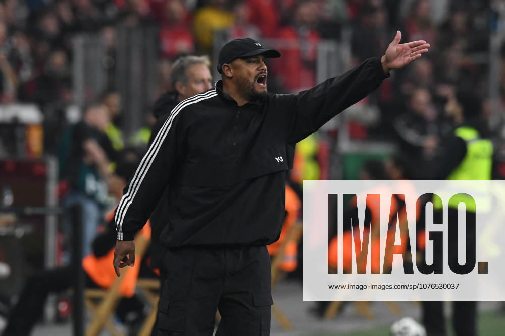 Trainer Vincent Kompany ( FC Bayern Muenchen ) gibt Anweisungen. GER, Bayer 04 Leverkusen vs FC Bayern Muenchen, Fussball, DFB Pokal Halbfinale, Spielzeit 2025 2026, 22.04.2026 DFL REGULATIONS PROHIBIT ANY USE OF PHOTOGRAPHS AS IMAGE SEQUENCES AND OR QUASI-VIDEO GER, Bayer 04 Leverkusen vs FC Bayern Muenchen, Fussball, DFB Pokal Halbfinale, Spielzeit 2025 2026, 22.04.2026 Leverkusen