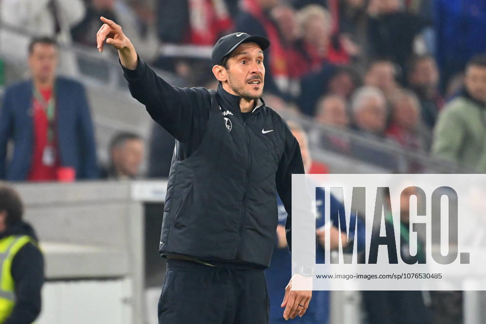 Trainer Julian SCHUSTER (SC Freiburg), Gestik,gibt Anweisungen, Einzelbild,angeschnittenes Einzelmotiv,Halbfigur,halbe Figur. Fussball DFB Pokal Halbfinale VfB Stuttgart - VfB Stuttgart 2-1 n.V am 23.04.2026 MHP ARENA Saison 2025 2026,