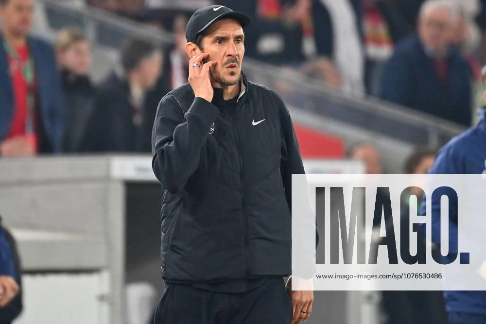 Trainer Julian SCHUSTER (SC Freiburg), Gestik,skeptsich, Einzelbild,angeschnittenes Einzelmotiv,Halbfigur,halbe Figur. Fussball DFB Pokal Halbfinale VfB Stuttgart - VfB Stuttgart 2-1 n.V am 23.04.2026 MHP ARENA Saison 2025 2026,